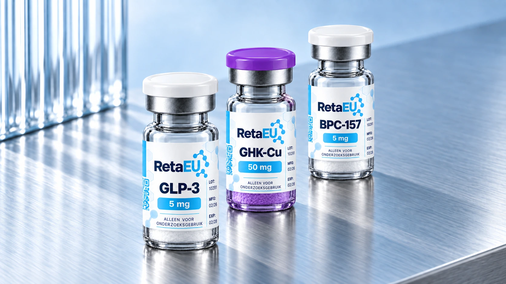 ثلاث قوارير RetaEU — GLP-3 5 ملغ وGHK-Cu 50 ملغ وBPC-157 5 ملغ — مرتَّبة قطريًا على ألومنيوم مصقول.